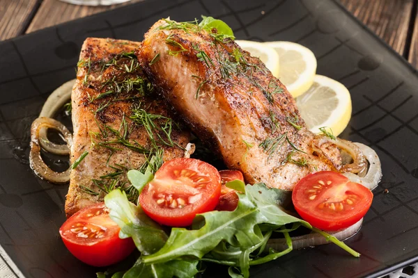 Жареный лосось стейк с овощами — стоковое фото