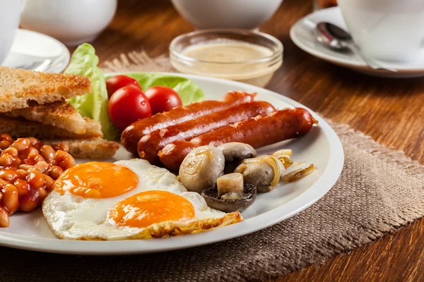 Petit déjeuner anglais avec saucisse — Photo