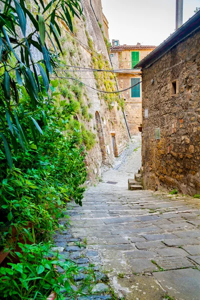 Sorano eski İtalyan şehir sokaklarında — Stok fotoğraf