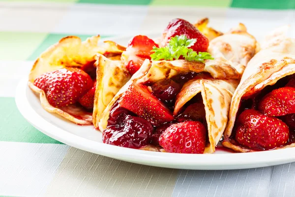 Crêpes traditionnelles servies avec des fraises — Photo