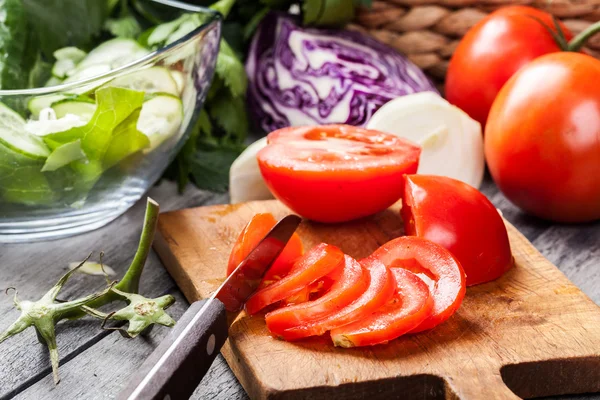 Légumes hachés : tomates sur planche à découper — Photo