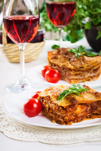 Pièce de lasagnes chaudes savoureuses avec victoire rouge — Photo