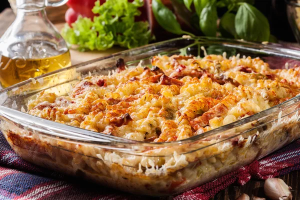 Caçarola fusilli macarrão com salsicha, abobrinha e queijo — Fotografia de Stock