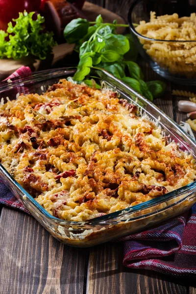 Cazuela de pasta fusilli con salchicha, calabacín y queso —  Fotos de Stock