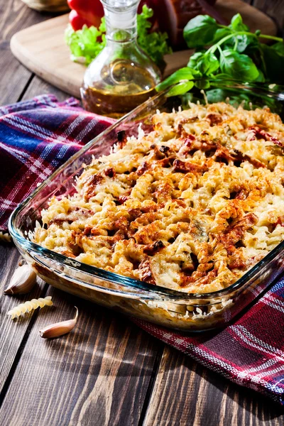 Auflauf Fusilli Pasta mit Wurst, Zucchini und Käse — Stockfoto
