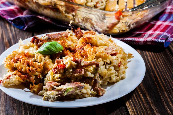 Portion Fusilli Pasta Aufläufe, Würstchen und Zucchini — Stockfoto