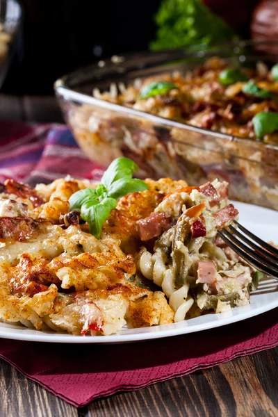 Portion Fusilli Pasta Aufläufe, Würstchen und Zucchini — Stockfoto