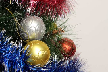 Noel ağacı. Süslü bir Noel ağacı..