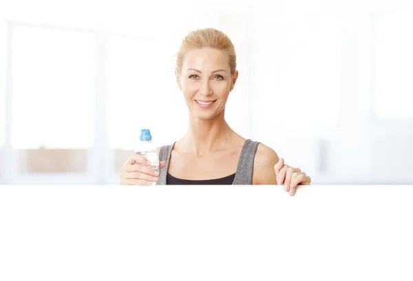 Woman holding  white blank signboard — Stock Photo, Image