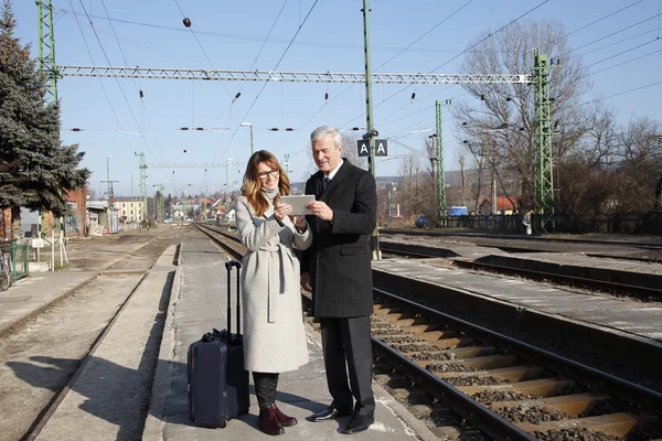 Femme d'affaires et homme d'affaires debout à la gare — Photo