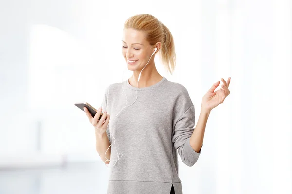 Vrouw die mobiel gebruikt — Stockfoto