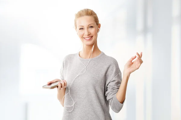 Frau benutzte ihr Handy — Stockfoto