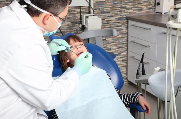 Ragazza ha un esame dentale — Foto Stock