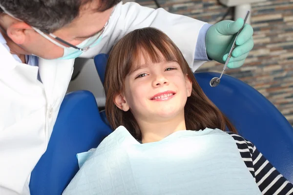 A lány, a fogászati vizsgálat — Stock Fotó