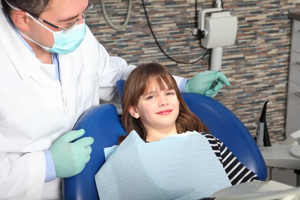 Menina tem um exame dentário — Fotografia de Stock