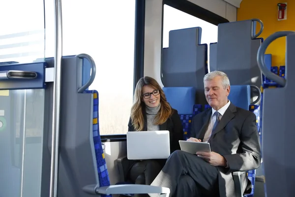 Businesswoman and senior businessman travelling — Stock Photo, Image