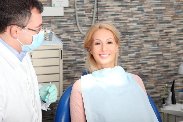 Пациент, сидящий в кабинете стоматолога — стоковое фото