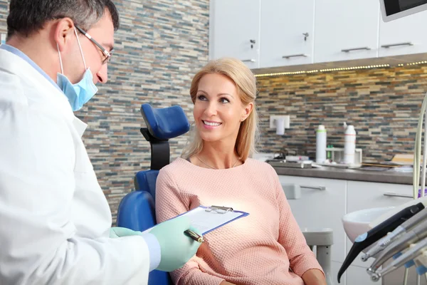 Dentista segurando prancheta — Fotografia de Stock