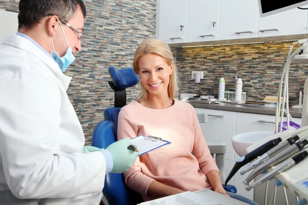 Dentista segurando prancheta — Fotografia de Stock