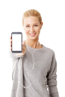 bir cep telefonu tutan orta yaş kadın