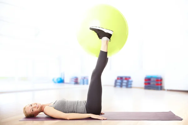 들고 운동 하는 여자 공 — 스톡 사진