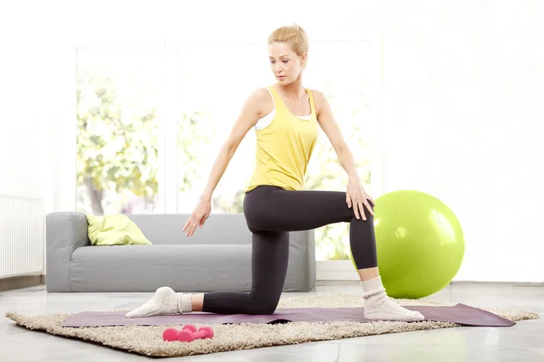 Frau praktiziert ihr Yoga — Stockfoto