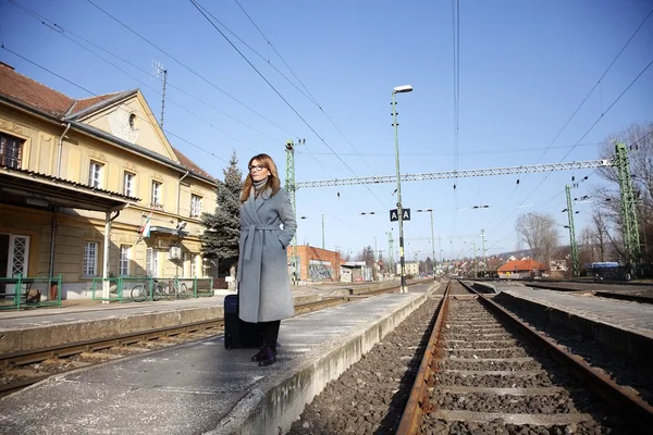 Zakenvrouw wandelen op treinstation. — Stockfoto
