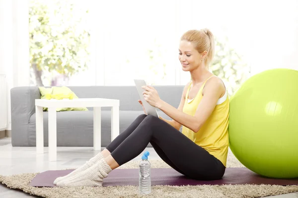 Mulher usando tablet digital — Fotografia de Stock