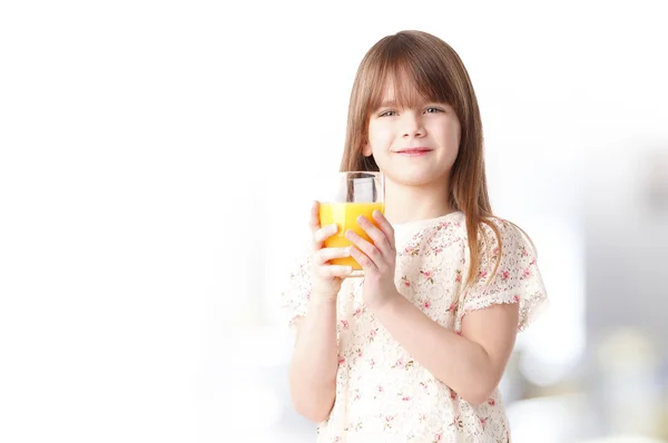 Fille mignonne boire du jus d'orange — Photo