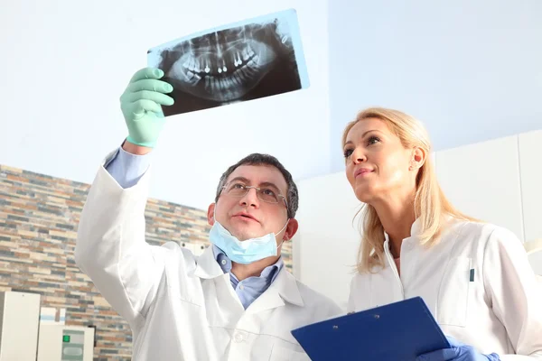 Zubař drží ruku x-ray — Stock fotografie