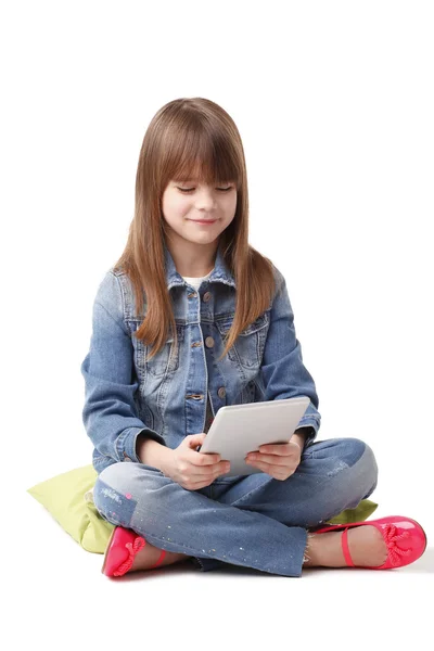 Chica jugando en la tableta digital — Foto de Stock