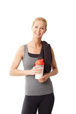 protein shaker şişe tutan kadın