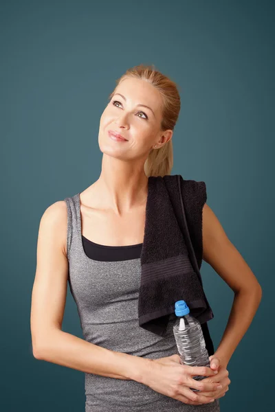 Mujer sosteniendo una botella de agua — Foto de Stock