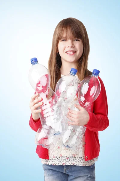 Fille tenant des bouteilles en plastique — Photo