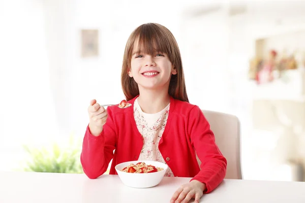 Девушка ест органический йогурт — стоковое фото