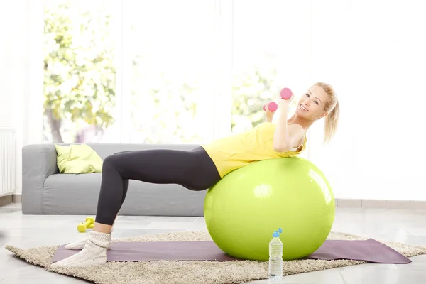 Mujer haciendo ejercicio con pesas —  Fotos de Stock