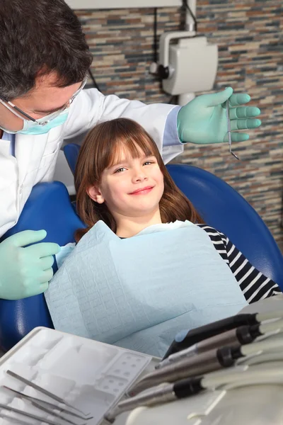 Menina tem um exame dentário — Fotografia de Stock