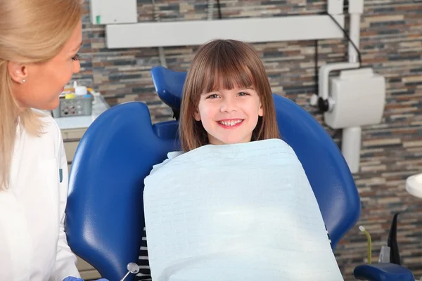 Gyermek ül a fogorvosi rendelőben — Stock Fotó