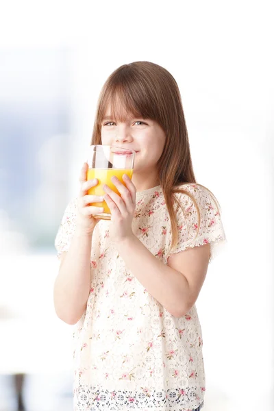 Menina segurando suco de laranja — Fotografia de Stock