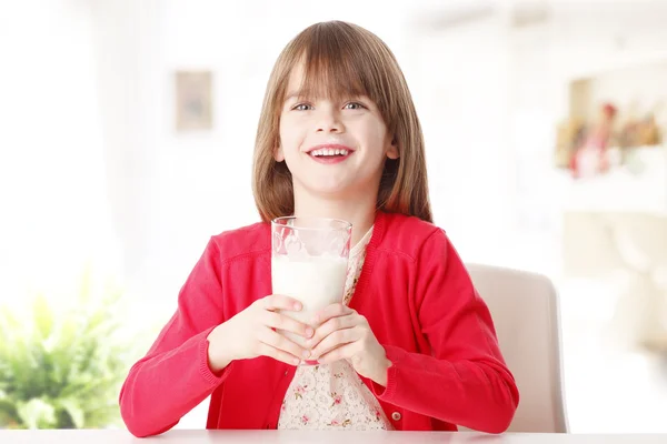 Mädchen trinkt ein Glas Milch — Stockfoto