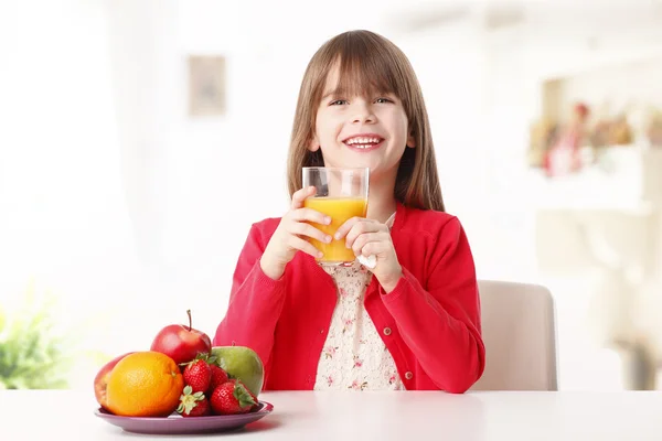 Girl drinking a glass of organic juice — Stock Photo, Image
