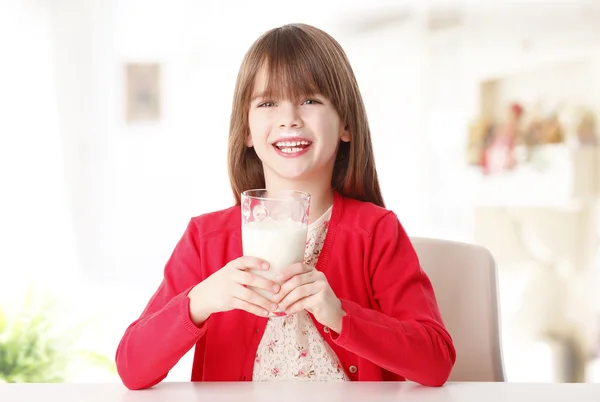 Mädchen trinkt ein Glas Bio-Saft — Stockfoto