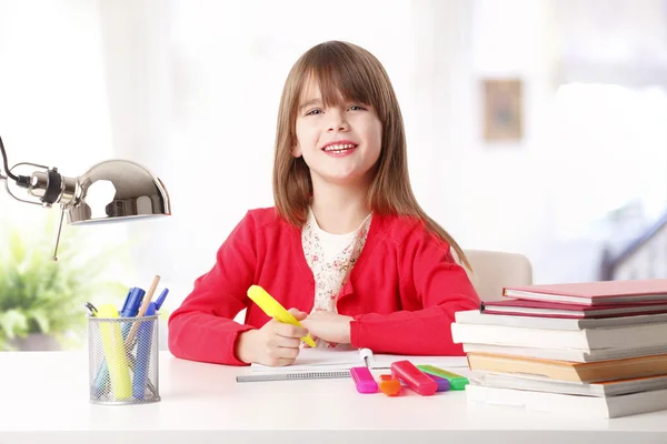 Dorable escola menina coloração — Fotografia de Stock