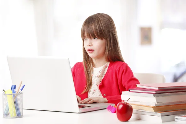 Scuola ragazza lavora al computer portatile — Foto Stock