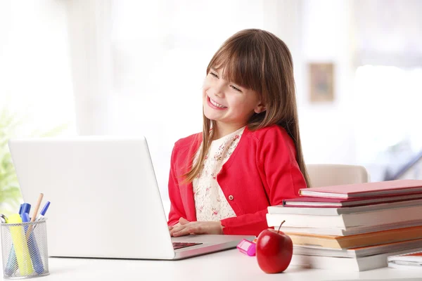 Meisje typen op toetsenbord — Stockfoto