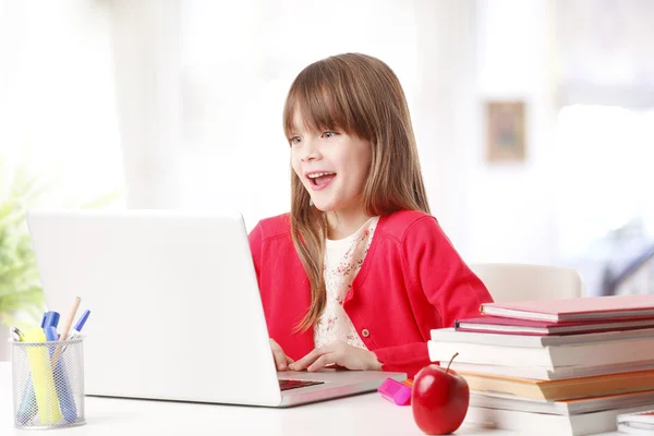 Mädchen tippt auf Tastatur — Stockfoto