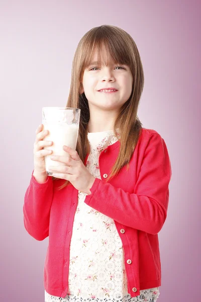 Chica beber leche mientras de pie — Foto de Stock