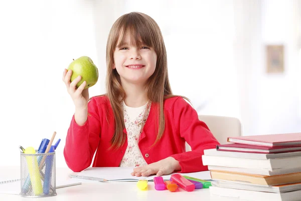 Niña sosteniendo en su mano una manzana verde — Foto de Stock