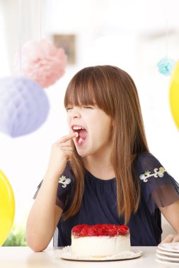 onun doğum günü pastası tatma kız