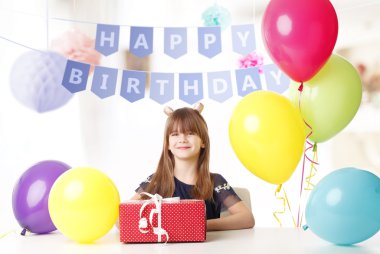 Kız kutlama onun doğum günü
